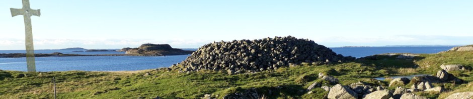 Slik kan «Soknakrossen» kanskje ha sett ut, ved ei svær gravrøys fra bronsealderen. Illustrasjon: Per Storemyr