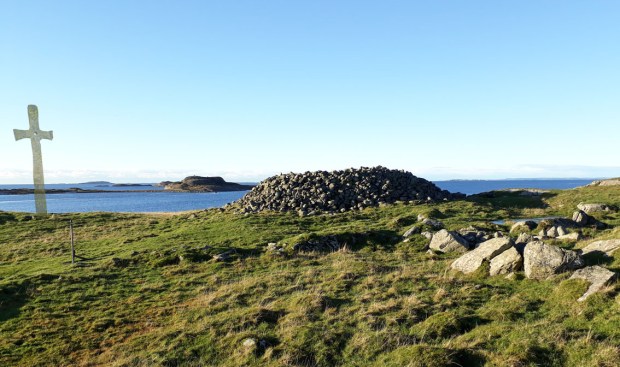 Slik kan «Soknakrossen» kanskje ha sett ut, ved ei svær gravrøys fra bronsealderen. Illustrasjon: Per Storemyr