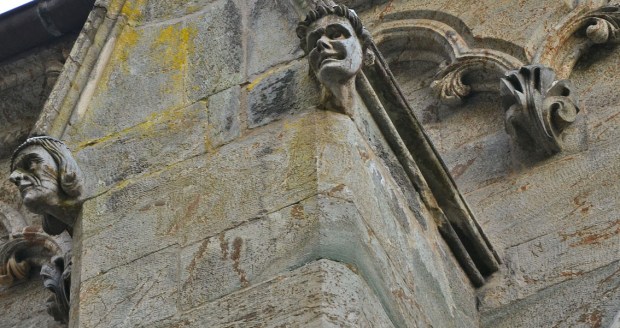 "Stavangerkleber" på nordfasaden av koret på Stavanger domkirke. Foto: Per Storemyr