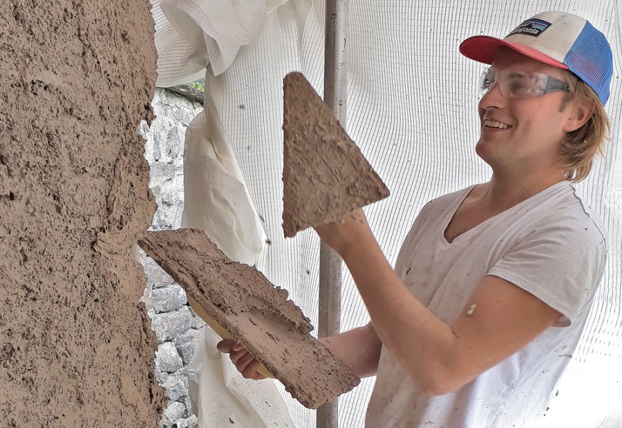 Pusspåkast med et smil! Murerlærling Martin Rebnord Pedersen i sving under Kalkfestivalen i Bergen sommeren 2020. Foto: Per Storemyr