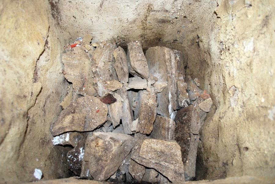 Uttak av den brente marmoren fra ovnen. Kalken har holdt seg godt og er ikke mye "forsukret" av de høye temperaturene. Dessuten er den blå fargen fullstendig borte. Foto: Per Storemyr