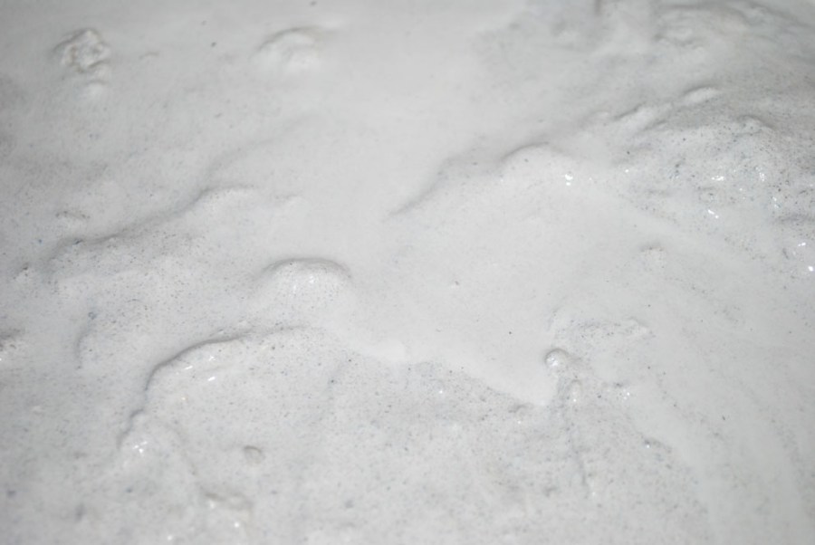 Ferdig lesket, hvit Smillakalk. Vi ser mange små mørke korn. Dette er mineraler som (brent) glimmer og amfibol; Smillakalk er uren - og disse mineralene vil gi kalken et "tradisjonelt preg". Foto: Per Storemyr