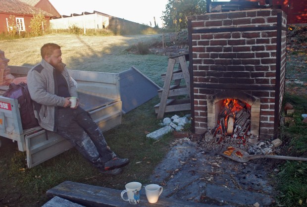 Tore Granmo ved kalkovnen på Domkirkeodden i Hamar. Tore er en kruptapp i Norges kalkbrennermiljø og bygger nå en stor, tradisjonell kalkovn. Ellers er det nye kalkbrennermiljøer i Trondheim (Nidarosdomen) og på Fosen, på Røros, i Hardanger og Stavanger, samt i Tønsberg (østersskjell). Foto: Per Storemyr