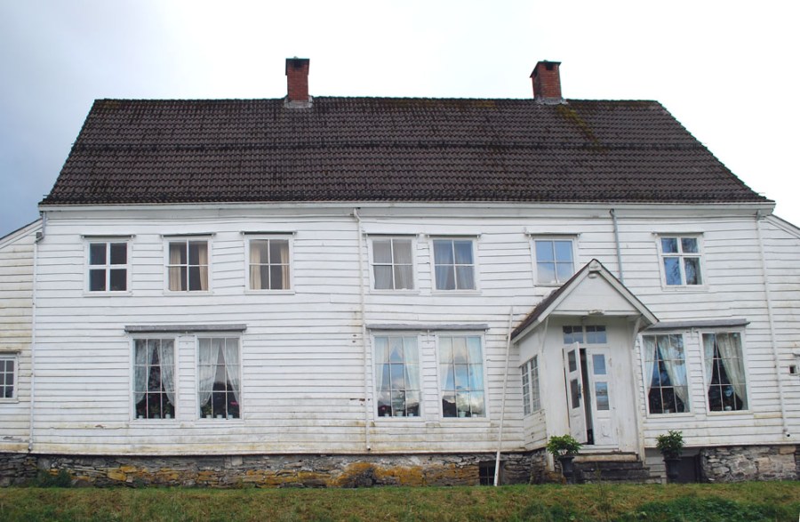 Lillingstonheimens fasade mot Dalsfjorden. Foto: Per Storemyr