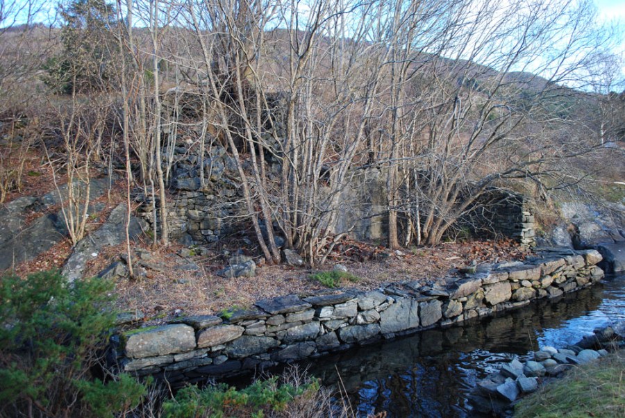 Det gamle kalkovnsområdet i Smilla. Ovnen ramla ned på 1970-tallet, men all annen infrastruktur er bevart. Foto: Per Storemyr