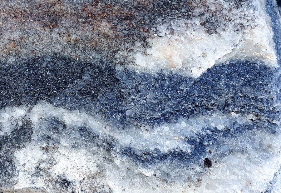 Dette er Smillamarmoren, båndet hvit og blålig, middelslkornet. Foto: Per Storemyr
