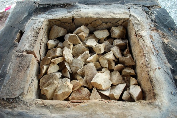 Ovnen er kjølnet ned og på søndag kunne vi ta ut den brente kalken