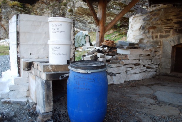 Ei 60 liters tønne med brent Mosterkalk og to 12 liters bøtter med brent Smillakalk fra hvelvet i ovnen