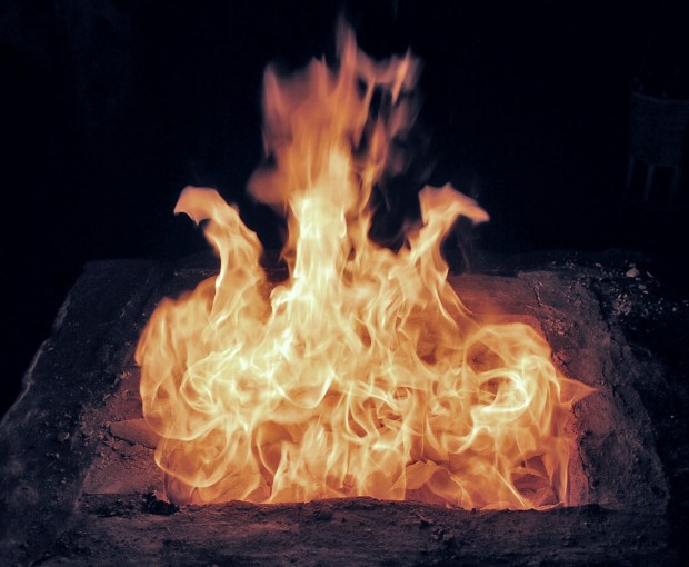 Mot slutten av brenningen er det gule, til dels over i det blåfiolette, "dansende" flammer på toppen av ovnen