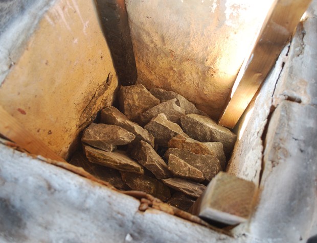 Hvelvet lagt opp av Smillamarmor, merk stokker for trekk-kanaler