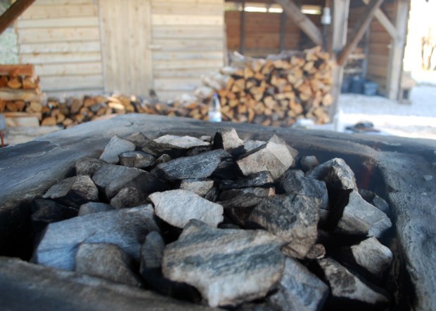 Marmorladningen er lagt inn, løst pakket og det er brent litt for å tørke marmor og ovn