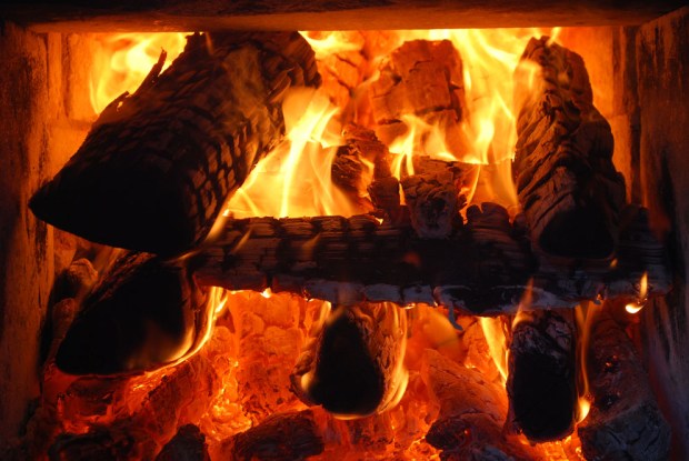 Veden skal legges i ovnen med god avstand slik at en sikrer oksygentilførselen