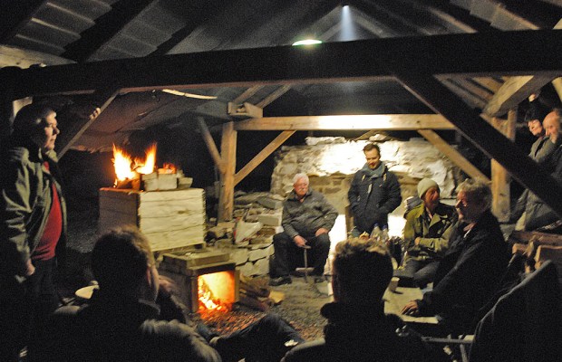 Alltid god stemning ved kalkovnen når kvelden og natten siger på!