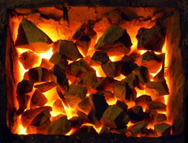 Kalbrenningen er ferdig. Det gløder godt i toppen, men de øverste steinene er i ferd med å kjøles ned.