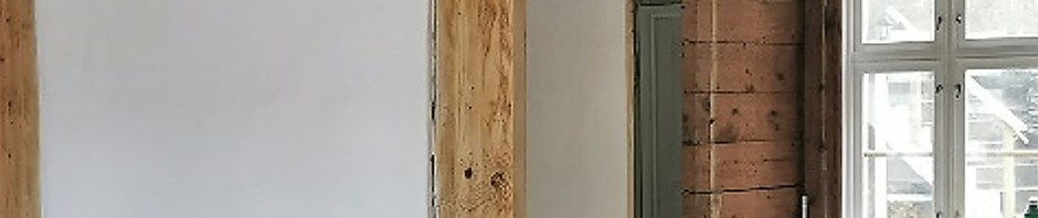 Tradisjonelt kalket mur er fint i et gammelt hus! Foto: Berit Bruvik