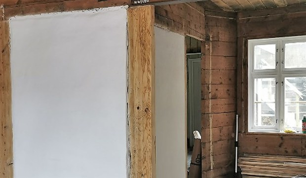Tradisjonelt kalket mur er fint i et gammelt hus! Foto: Berit Bruvik