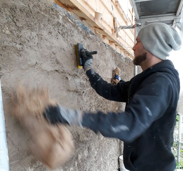 Pussing og skuring av grunnmuren under kurs i tradisjonskalk sommeren 2020