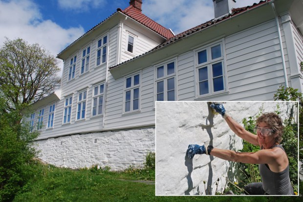 Fastings Minde i Bergen: Et nyrestaurert hus bygd på sent 1700-tall og 1800-tallet, med en svær grunnmur behandlet med vestlandsk tradisjonskalk i 2020. Berit Bruvik utfører vedlikehold i mai 2021.