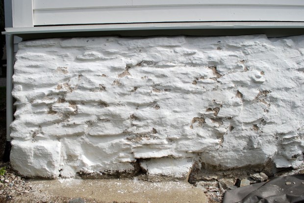 Det frostskadde partiet på grunnmuren på Fastings Minde i mai 2021