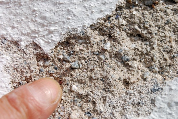 Et frostskadd parti. Puss- og fugemørtelen under slemming og hvitting fortsatt fast og ganske fin. Den pulveriserer ikke.