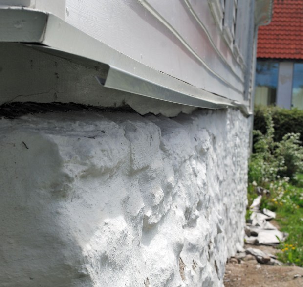 Hovedårsaken til frostskadene er et vannbord som ikke rekker langt nok ut. Men her har UiB tatt grep og installert en forlengelse i blikk våren 2021.