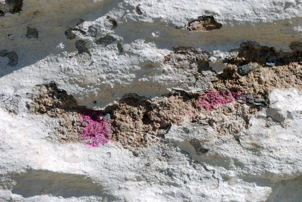 Kjemikaliet fenolftalein er en pH-indikator egnet for å vise om en kalkmørtel har karbonatisert. Har den bare delvis karbonatisert, så blir fargen lilla. Dette skjer ofte når herdeforholdene den første vinteren ikke har vært gode nok, som ved for mye fukt – og frost.