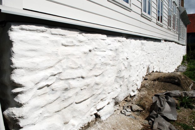 Nær ferdig behandlet mur med kalkreparasjoner og hvitting. Det gjenstår et strøk eller to med hvitting i de nærmeste delene