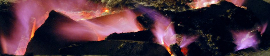 Etter 17 timers kalkbrenning: De blåfiolette flammene som tradisjonelt markerer slutten på en kalkbrenning