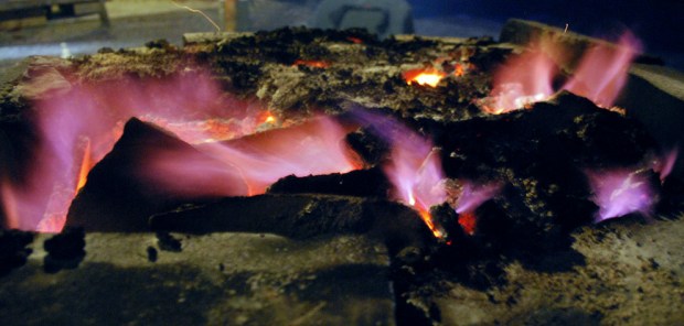 Etter 17 timers kalkbrenning: De blåfiolette flammene som tradisjonelt markerer slutten på en kalkbrenning