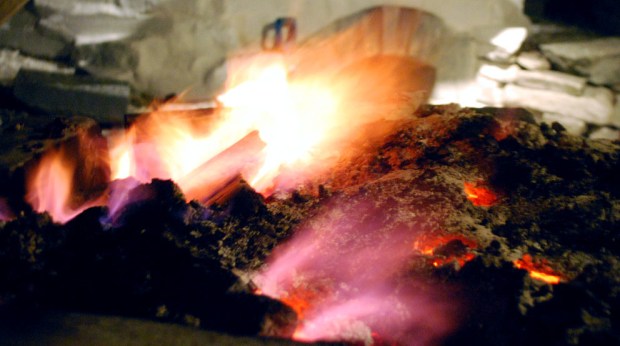 Den siste timen ble vi velsignet med blåfiolette flammer – den tradisjonelle indikasjonen på at brenningen snart er ferdig