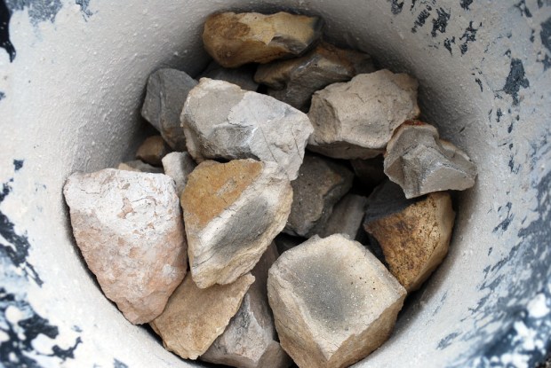 2-3 kg av de største steinene bak i ovnen hadde ubrente kjerner på grunn av den dårlige trekken vi hadde bak i ovnen over lang tid