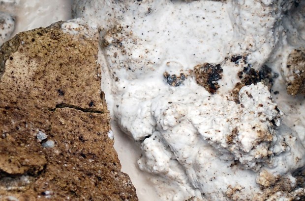 Lesking av Smillakalken. Som vi ser er kalken brun på overflaten, men blir hvit og fin ved lesking