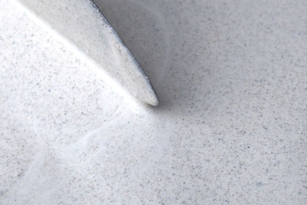 Slemming av Smillakalk. Vi ser tydelig alle urenhetene. Disse synker delvis til bunns i «malebøtta», men likevel vil det være mange slike mineralkorn som blir del av slemmingen på veggen