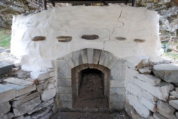 Storovnen i Kvernsteinsparken hvittet med ett strøk Smillakalk. Hvit og fin. Senere følger flere strøk