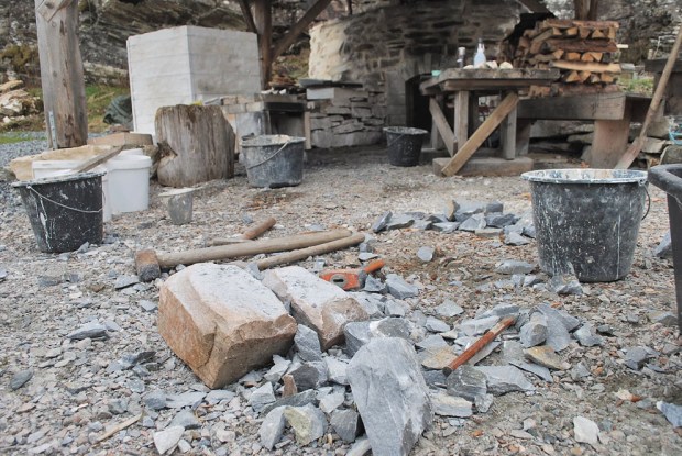 Opphogging av 160 kg marmor til brenning. Det tar lengre tid enn en skulle tro… Vesleovnen (hvit) og Storovnen i bakgrunnen