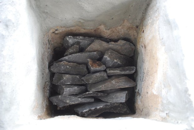 Enkelt hvelv av marmor over brennkammeret. Dette hviler delvis på ribber av ildfaststein, men ribbene er nå så preget av 13 brenninger at hvelv er nødvendig for å sikre at marmoren ikke ramler ned under brenning