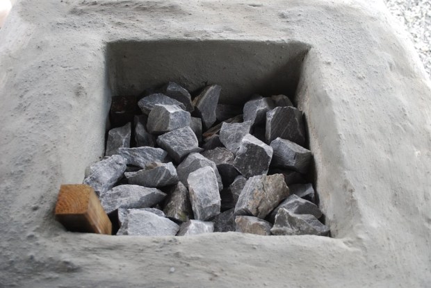 Fylling av ovnen, med trekkanaler i forkant (trepinner)