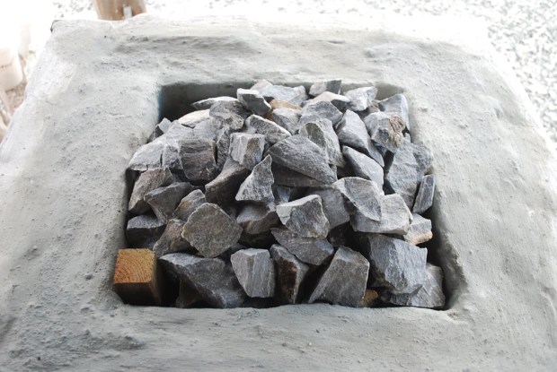 Fylling av marmor over ovnstoppen til en «dom»