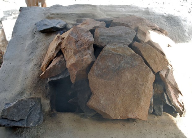 Ytterligere dekking av «domen» med marmorplater og lett brenning/forvarming for å få vekk fukt fra ovn og marmor, dagen før brenning