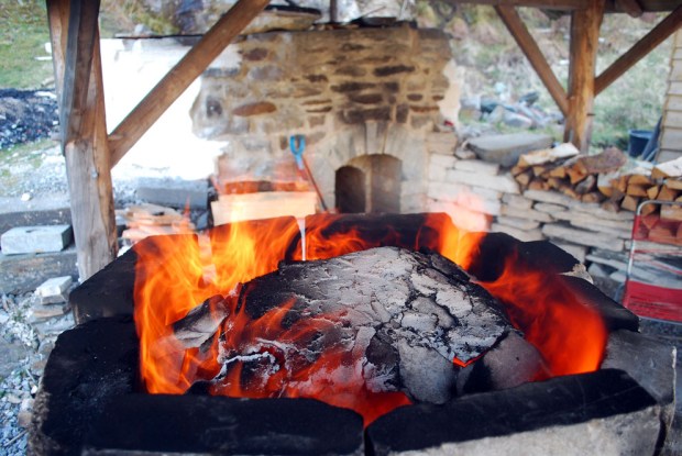 Fin «ring of fire» langs kanten av den lille «domen» etter 8-10 timers brenning
