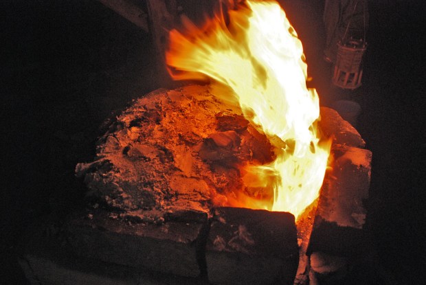 Nesten hele toppen av ovnen er murt igjen utpå natta for å tvinge trekken opp bak i ovnen