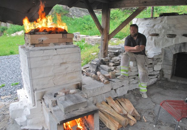 Tore Granmo passer på Vesleovnen under brenningen av Mostermarmor lørdag 26. juni 2021