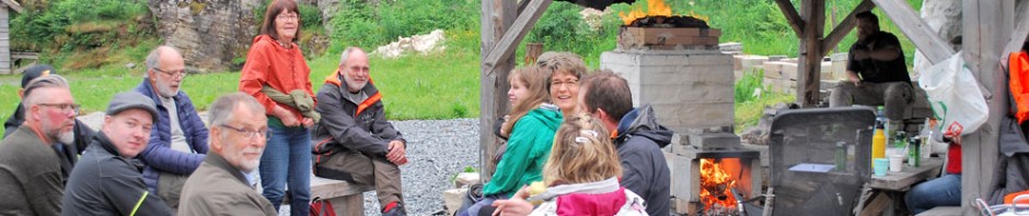 Trivelig på brenning av Mostermarmor i Hyllestad lørdag 26. juni 2021! Stående: Gunnhild Systad, kalkovnenes høye beskytter!