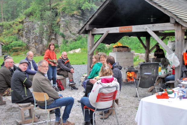 Trivelig på brenning av Mostermarmor i Hyllestad lørdag 26. juni 2021! Stående: Gunnhild Systad, kalkovnenes høye beskytter!