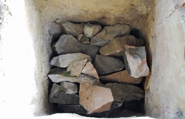 Fylling av Vesleovnen starter med bygging av et enkelt tønnehvelv. Så følger ilegg av marmor, biter på størrelse med to-tre knyttnevner nede, mindre mot toppen. I hvert hjørne bygges det inn trekkanaler