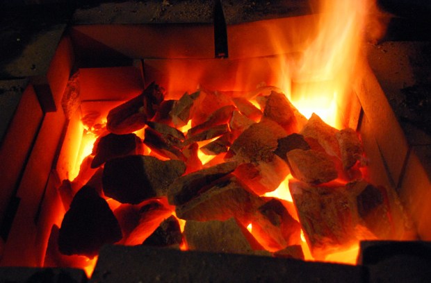 Slutten av brenningen. Topplokket er fjernet og det gløder godt i ovnen
