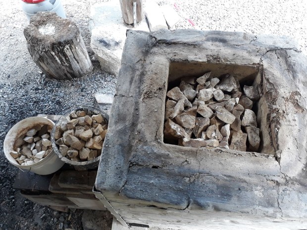 Uttak av den brente Mosterkalken. Bøttene til venstre har utsortert dårlig brent kalk fra toppen av ovnen