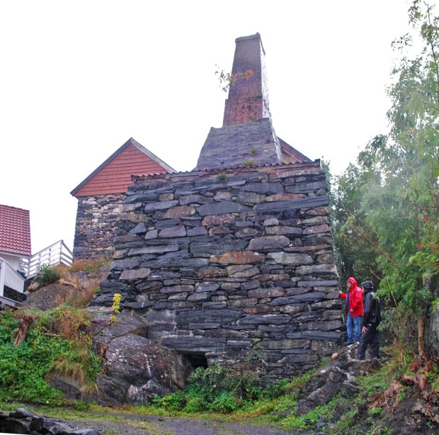 Kvinesdølen Ole Hansen Sjækkelandsmoen tok opp igjen kalkbrenninga i Mosterhamn på 1800-tallet. Han kom hit 19 år gammel i 1844. Kalkovnen på bildet skal være bygd omkring 1890 av landhandler Mons Gabrielsen frå Valestrand. Se: https://digitaltmuseum.no/011085439828/kalksteinsdrifta-pa-moster