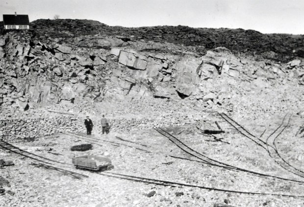 Et blikk inn i et av marmorbruddene på Bømlo omkring 1920. Kilde: Digitalt Museum – https://digitaltmuseum.no/021015588359/bruddet