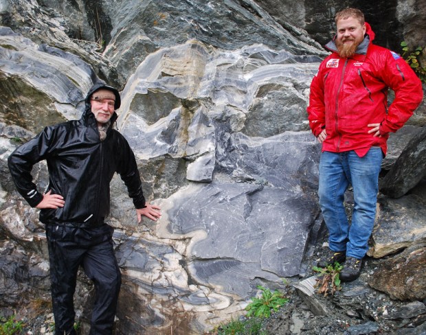 Brynjar Stautland og Tore Granmo i ferd med å velge ut Mostermarmor til brenning